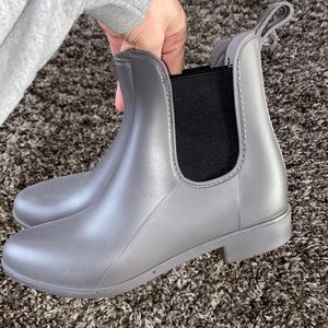 Grey short rain boots